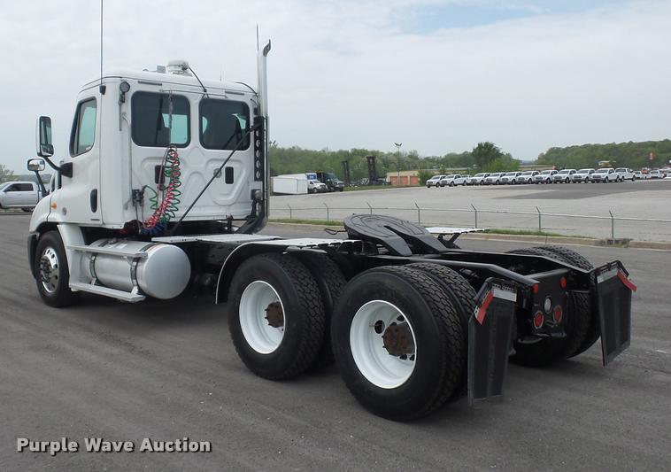 image for item DD9358 2011 Freightliner Cascadia semi truck