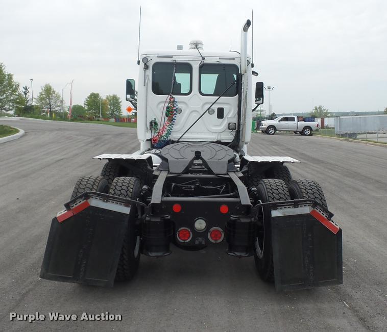 image for item DD9358 2011 Freightliner Cascadia semi truck