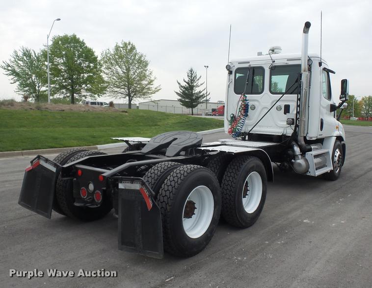 image for item DD9358 2011 Freightliner Cascadia semi truck