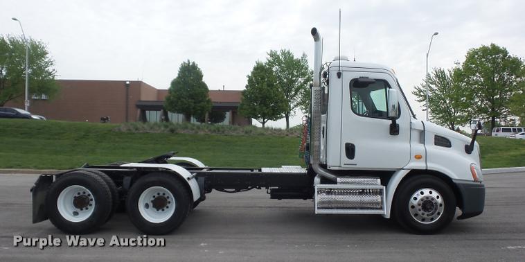 image for item DD9358 2011 Freightliner Cascadia semi truck
