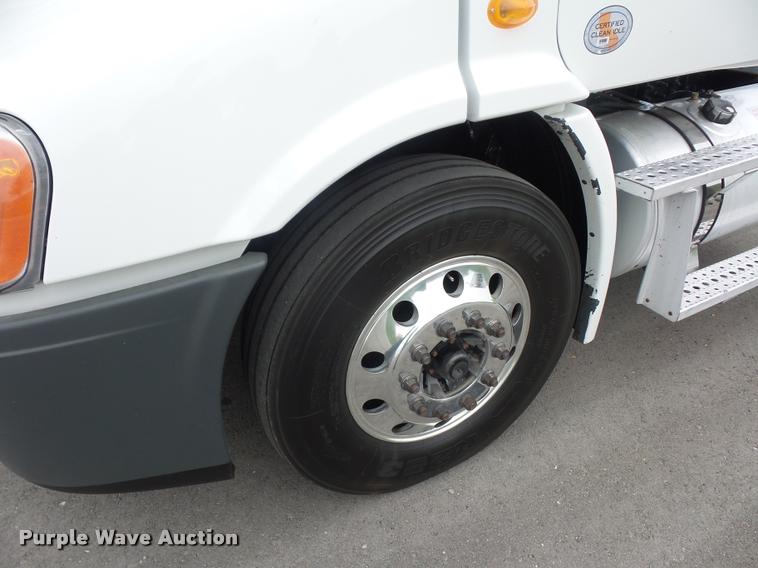 image for item DD9358 2011 Freightliner Cascadia semi truck