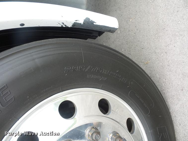 image for item DD9358 2011 Freightliner Cascadia semi truck