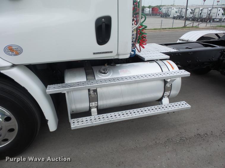 image for item DD9358 2011 Freightliner Cascadia semi truck