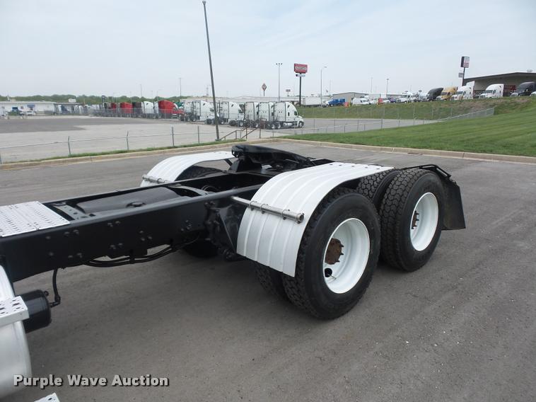 image for item DD9358 2011 Freightliner Cascadia semi truck