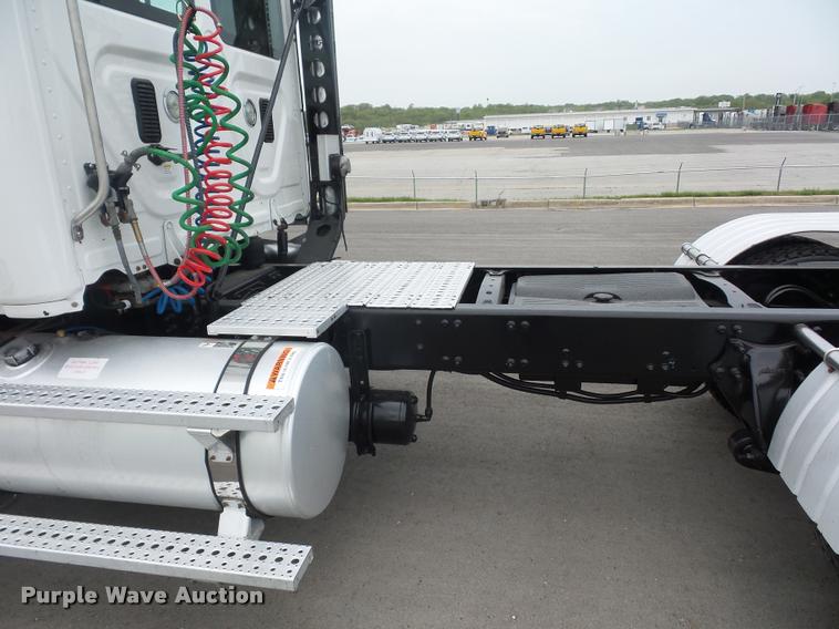 image for item DD9358 2011 Freightliner Cascadia semi truck