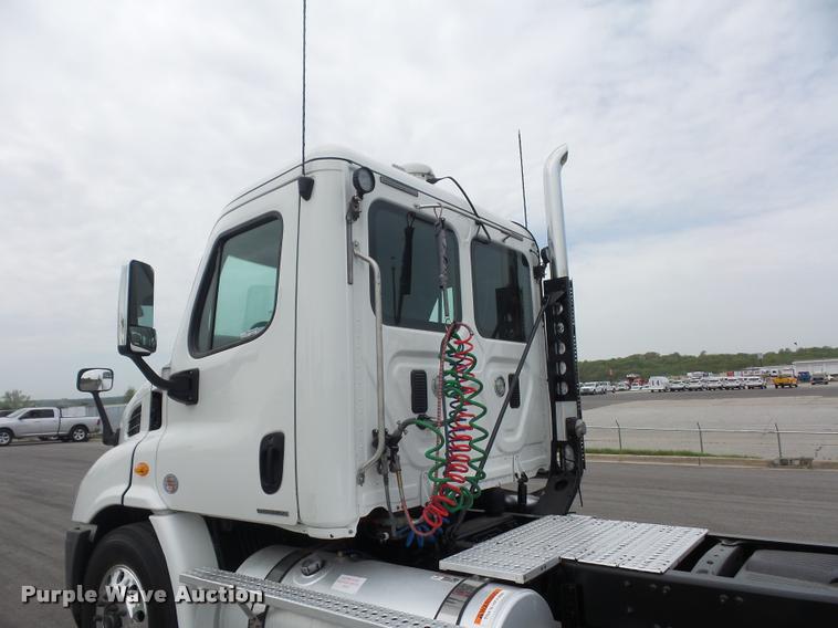 image for item DD9358 2011 Freightliner Cascadia semi truck