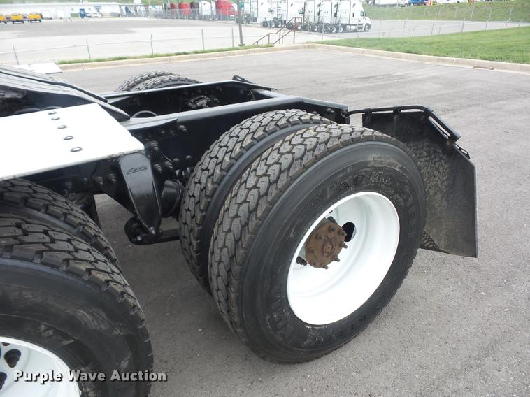 image for item DD9358 2011 Freightliner Cascadia semi truck