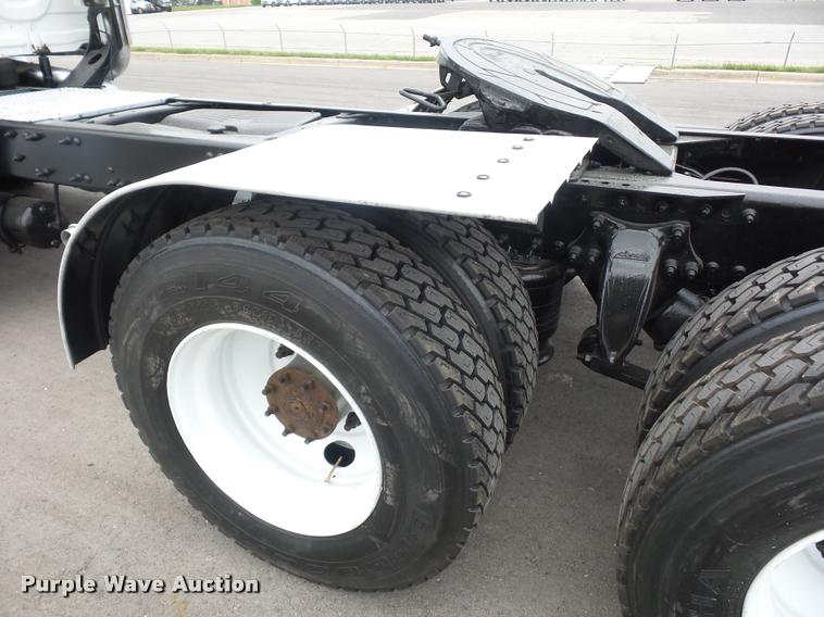 image for item DD9358 2011 Freightliner Cascadia semi truck