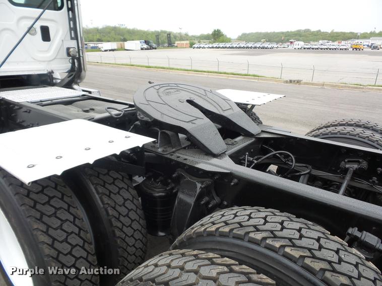 image for item DD9358 2011 Freightliner Cascadia semi truck