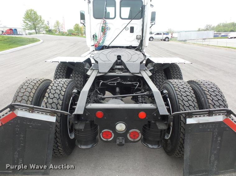 image for item DD9358 2011 Freightliner Cascadia semi truck