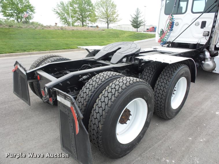 image for item DD9358 2011 Freightliner Cascadia semi truck