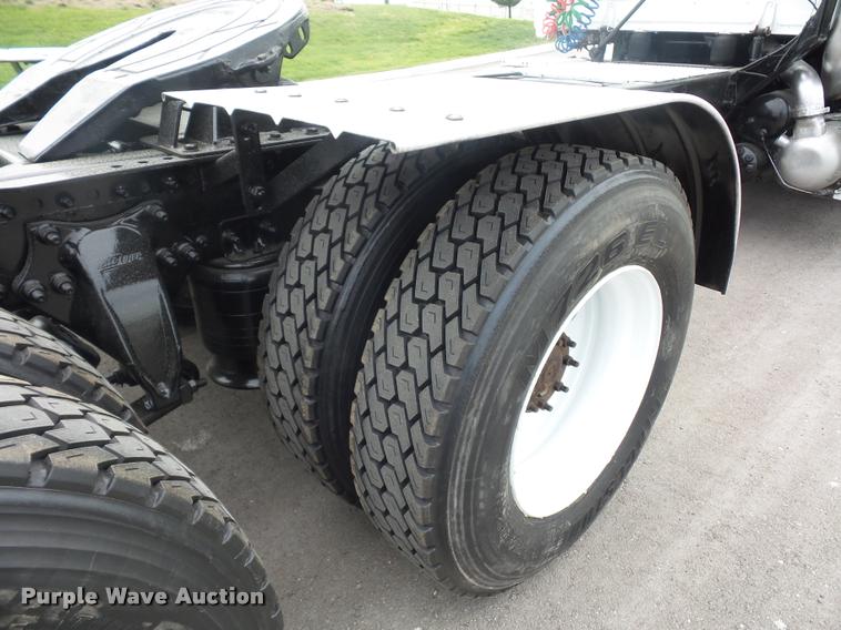 image for item DD9358 2011 Freightliner Cascadia semi truck