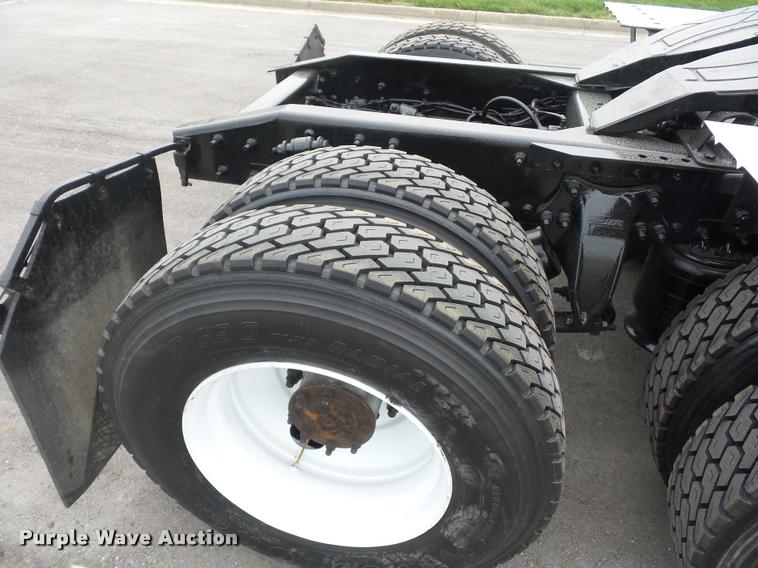 image for item DD9358 2011 Freightliner Cascadia semi truck