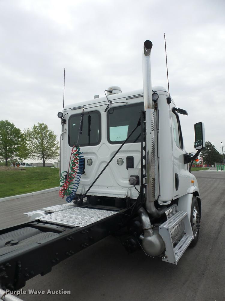 image for item DD9358 2011 Freightliner Cascadia semi truck