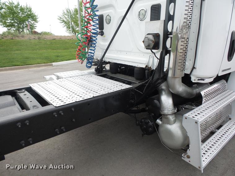 image for item DD9358 2011 Freightliner Cascadia semi truck