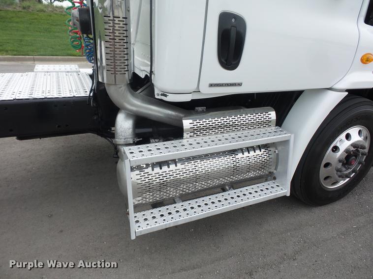 image for item DD9358 2011 Freightliner Cascadia semi truck