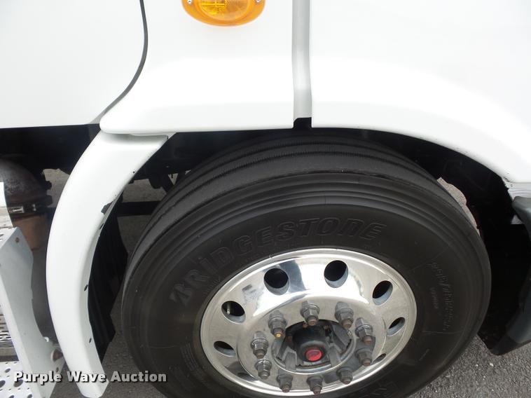 image for item DD9358 2011 Freightliner Cascadia semi truck