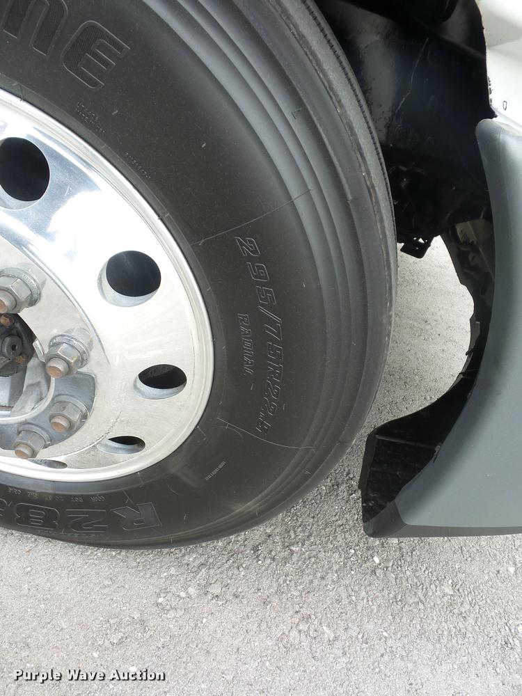 image for item DD9358 2011 Freightliner Cascadia semi truck