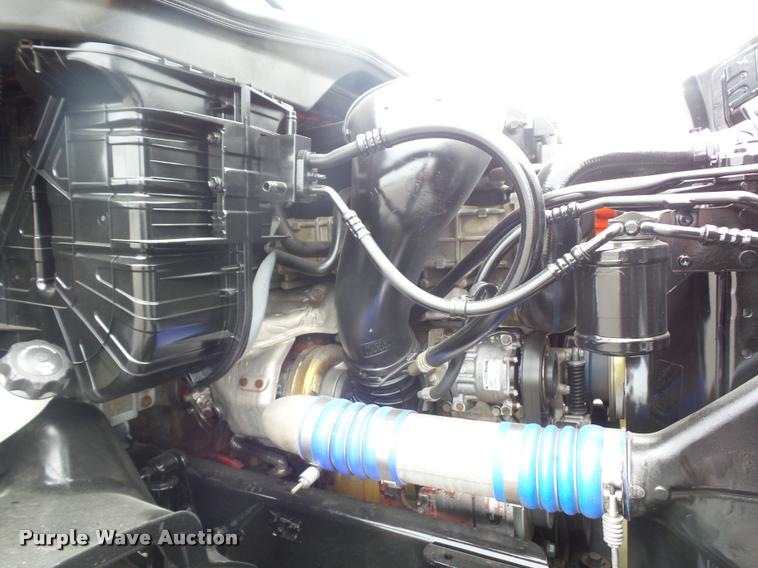 image for item DD9358 2011 Freightliner Cascadia semi truck