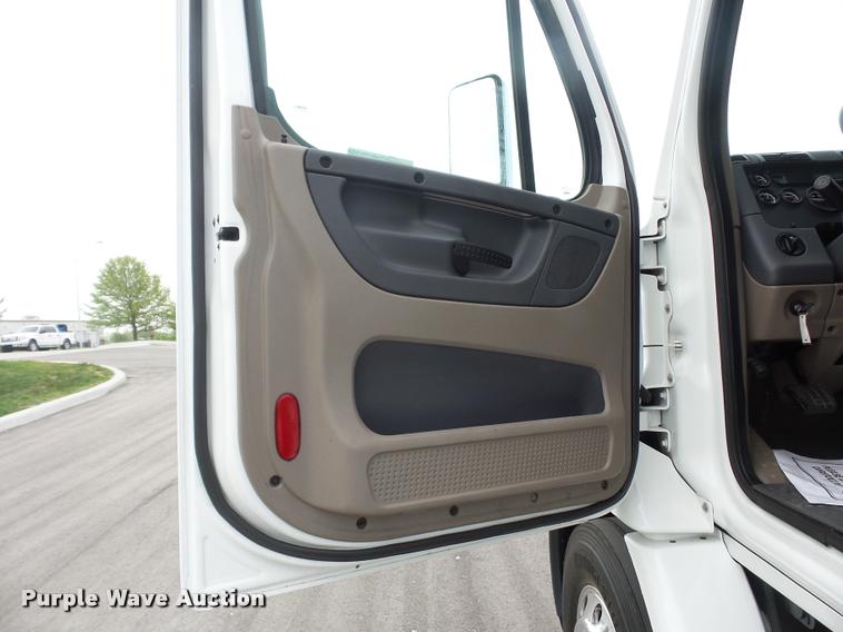 image for item DD9358 2011 Freightliner Cascadia semi truck