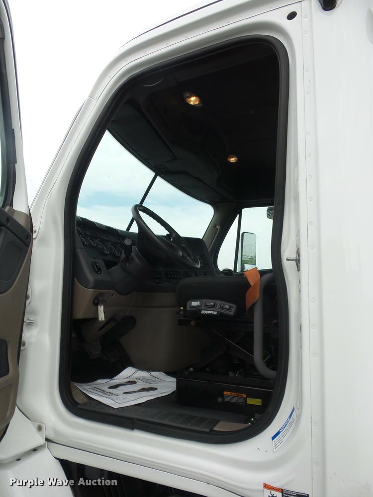 image for item DD9358 2011 Freightliner Cascadia semi truck