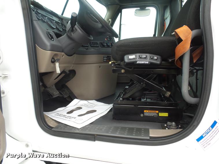 image for item DD9358 2011 Freightliner Cascadia semi truck