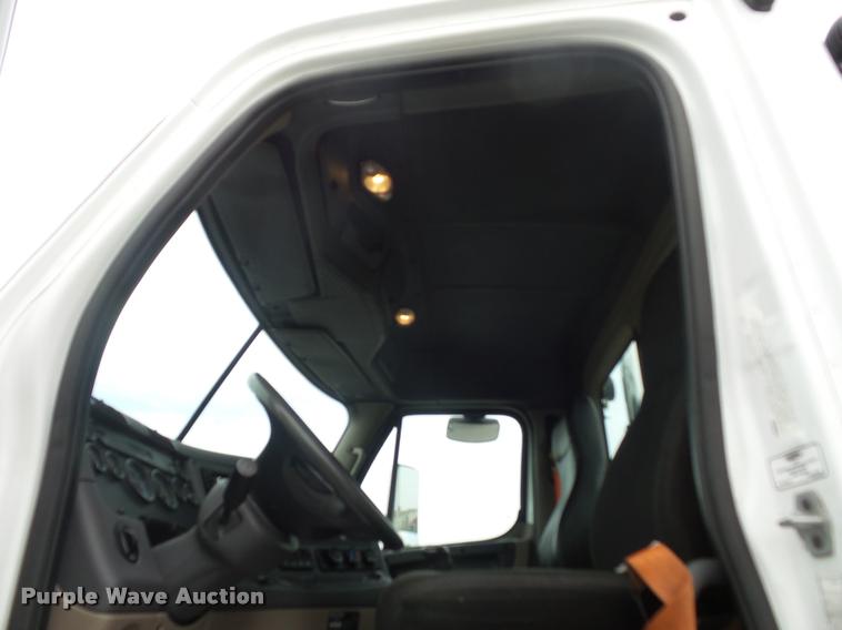 image for item DD9358 2011 Freightliner Cascadia semi truck