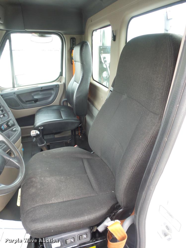 image for item DD9358 2011 Freightliner Cascadia semi truck