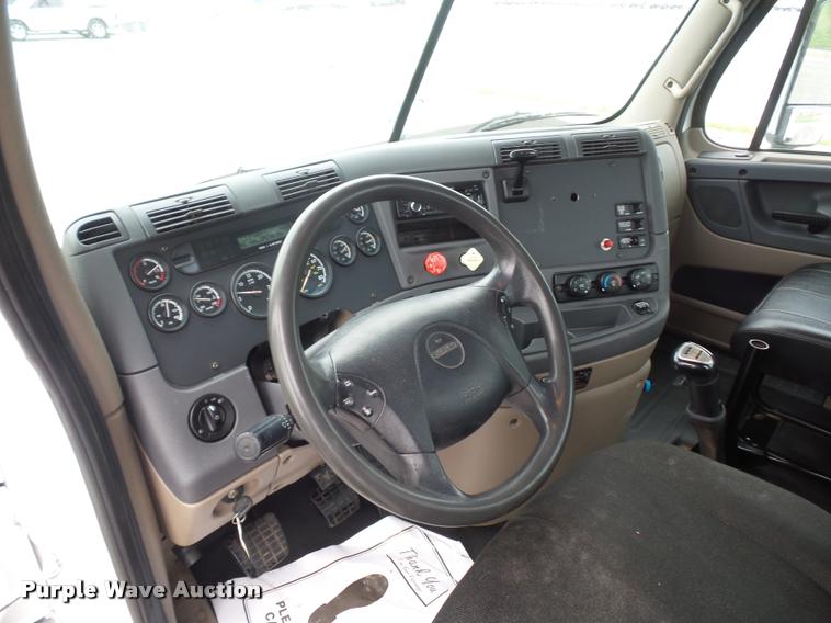 image for item DD9358 2011 Freightliner Cascadia semi truck