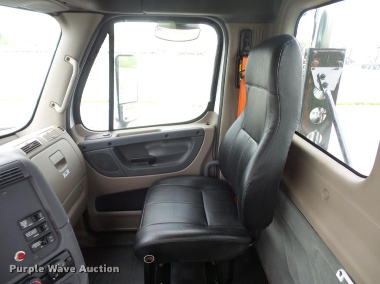 image for item DD9358 2011 Freightliner Cascadia semi truck