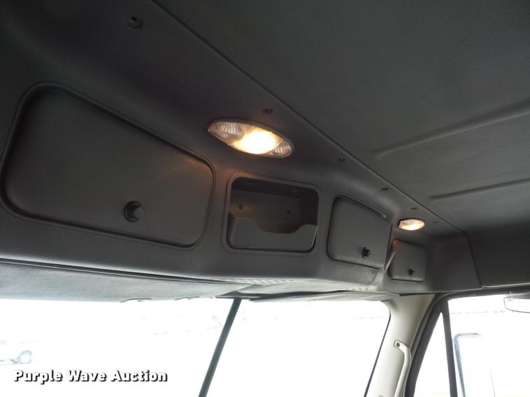 image for item DD9358 2011 Freightliner Cascadia semi truck