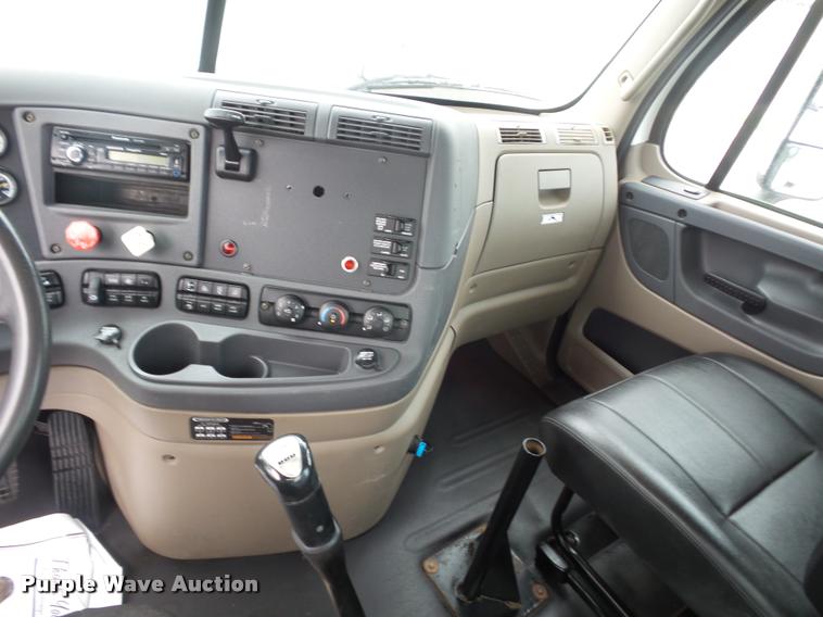 image for item DD9358 2011 Freightliner Cascadia semi truck