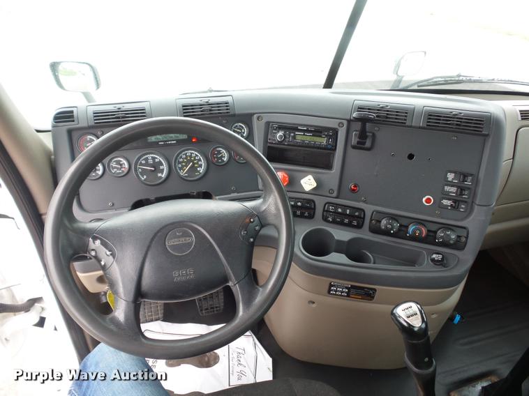 image for item DD9358 2011 Freightliner Cascadia semi truck