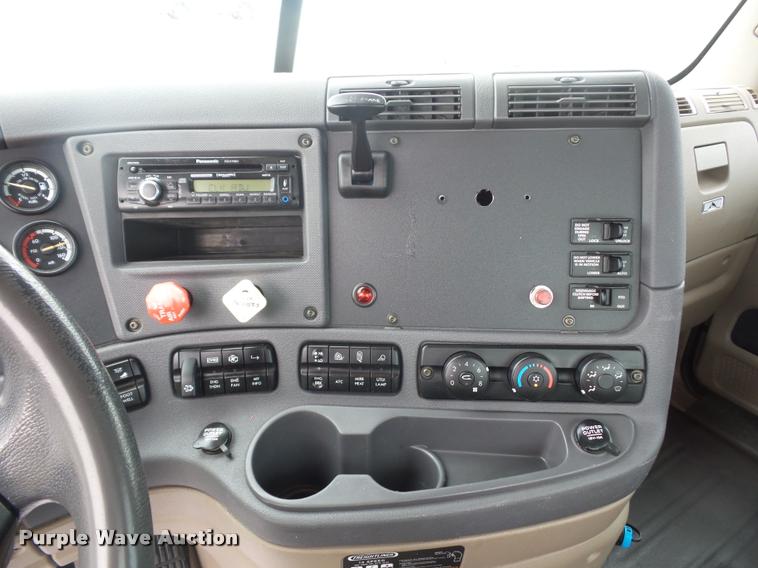 image for item DD9358 2011 Freightliner Cascadia semi truck