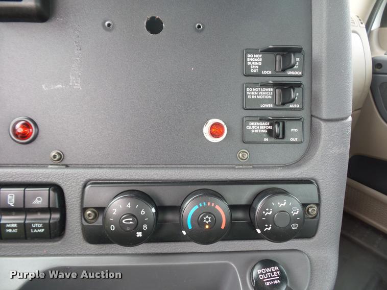 image for item DD9358 2011 Freightliner Cascadia semi truck