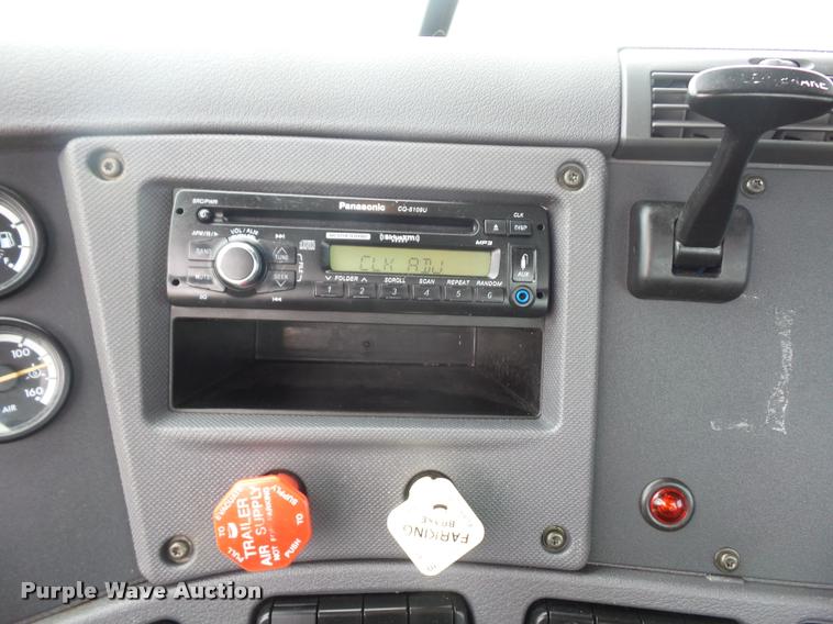 image for item DD9358 2011 Freightliner Cascadia semi truck