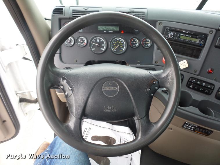 image for item DD9358 2011 Freightliner Cascadia semi truck