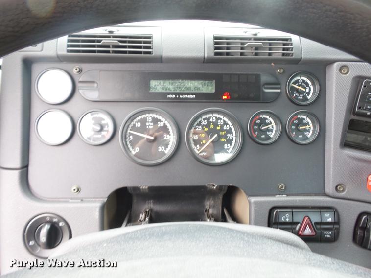 image for item DD9358 2011 Freightliner Cascadia semi truck