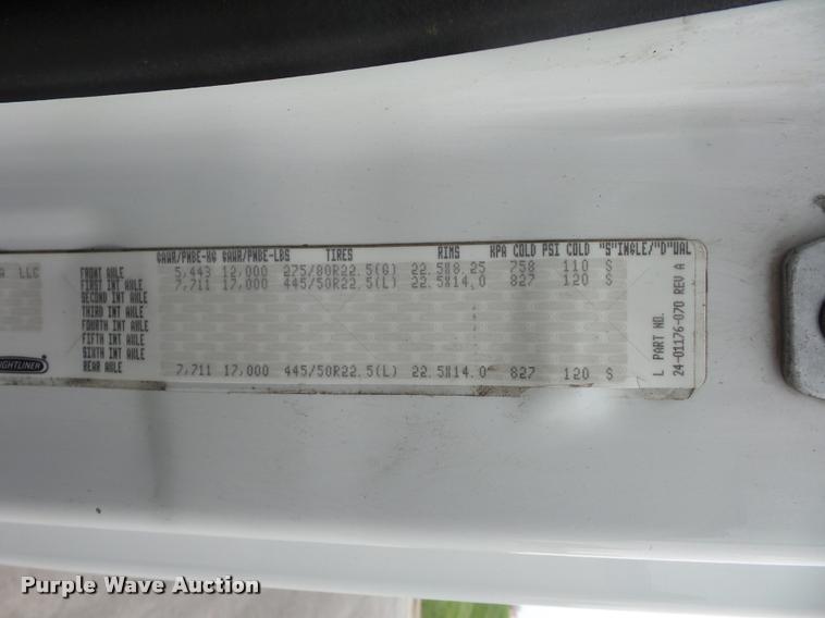 image for item DD9358 2011 Freightliner Cascadia semi truck