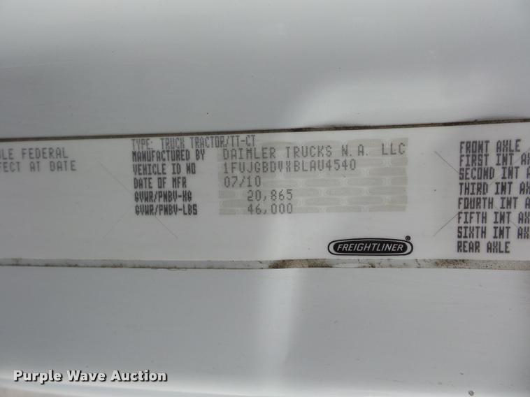 image for item DD9358 2011 Freightliner Cascadia semi truck