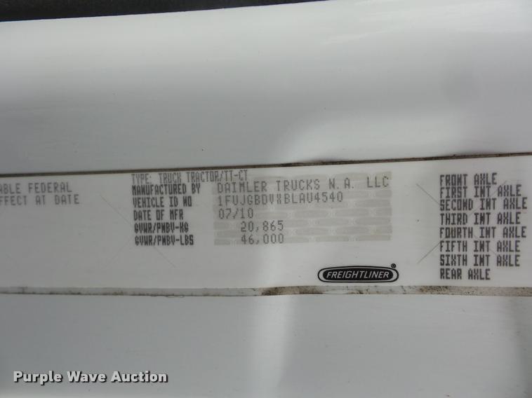 image for item DD9358 2011 Freightliner Cascadia semi truck