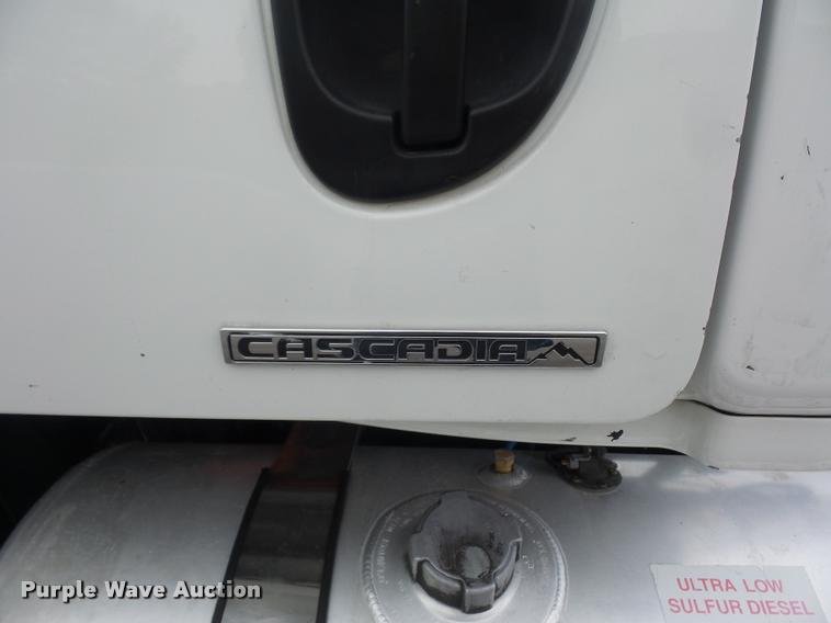 image for item DD9358 2011 Freightliner Cascadia semi truck