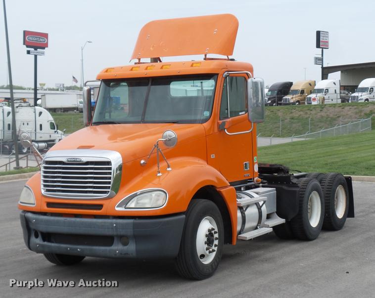 image for item DD9359 2009 Freightliner Columbia semi truck