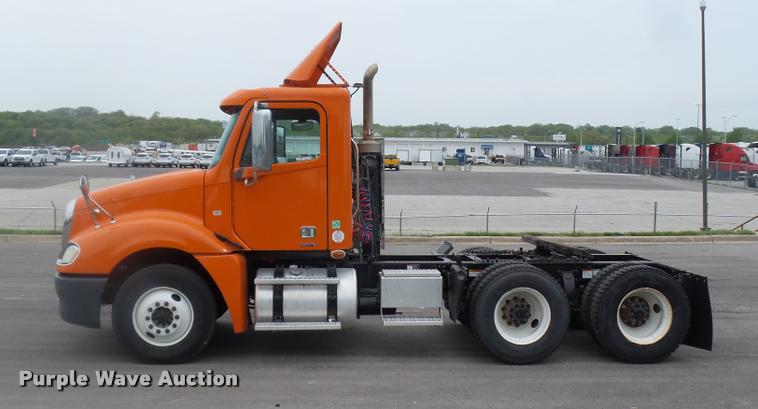 image for item DD9359 2009 Freightliner Columbia semi truck