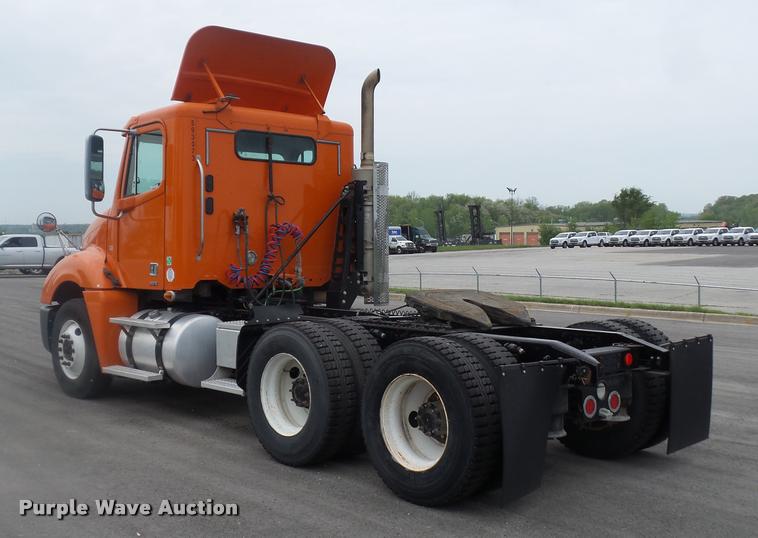 image for item DD9359 2009 Freightliner Columbia semi truck