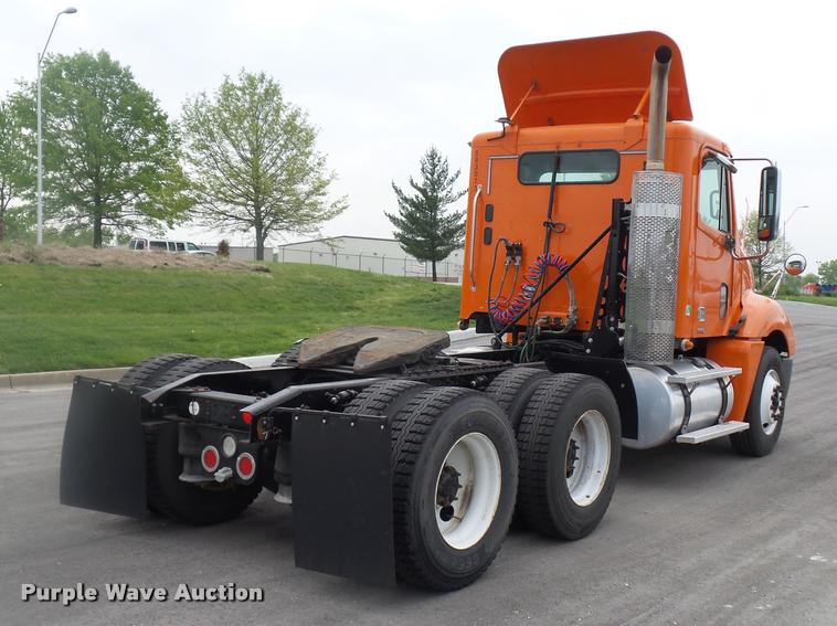 image for item DD9359 2009 Freightliner Columbia semi truck