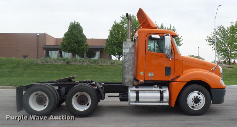 image for item DD9359 2009 Freightliner Columbia semi truck