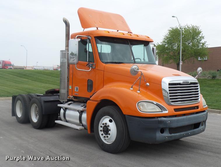 image for item DD9359 2009 Freightliner Columbia semi truck