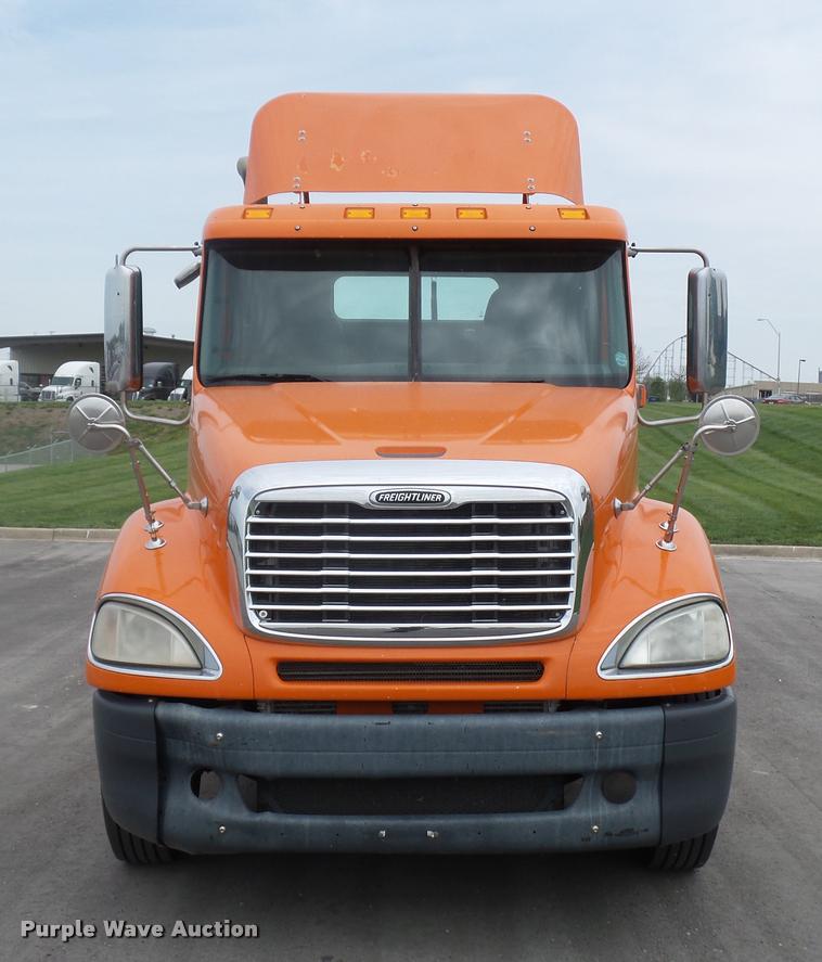 image for item DD9359 2009 Freightliner Columbia semi truck