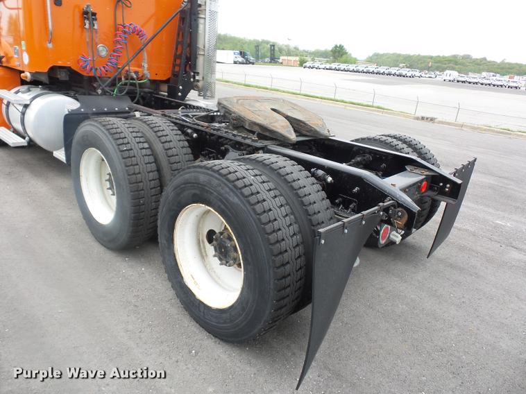 image for item DD9359 2009 Freightliner Columbia semi truck